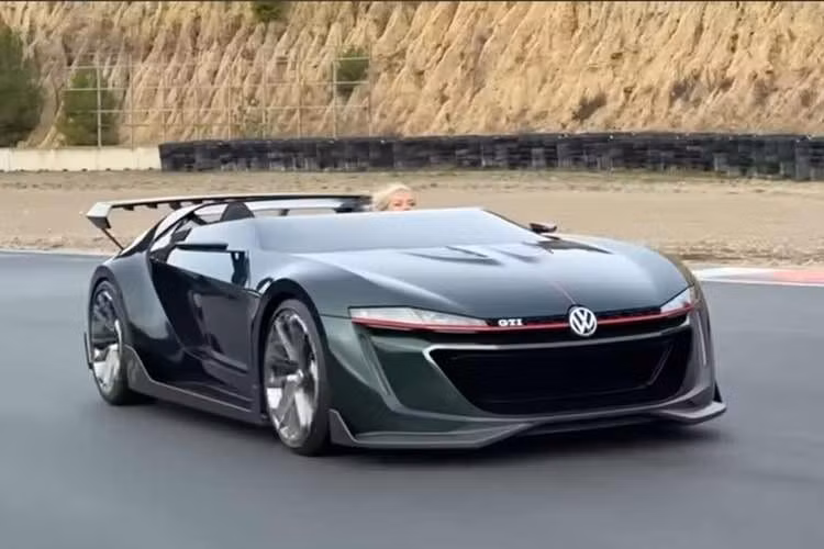 Mặc dù xe đã lược bỏ khá nhiều và thậm chí là phần mui nhưng trọng lượng không hề nhẹ. Bởi hệ thống AWD, bộ phanh lớn hơn, mâm center-lock kích thước 20 inch cùng lốp 235/35 ZR20 trước và 275/30 ZR20 sau đã khiến xe nặng 1.421 kg.