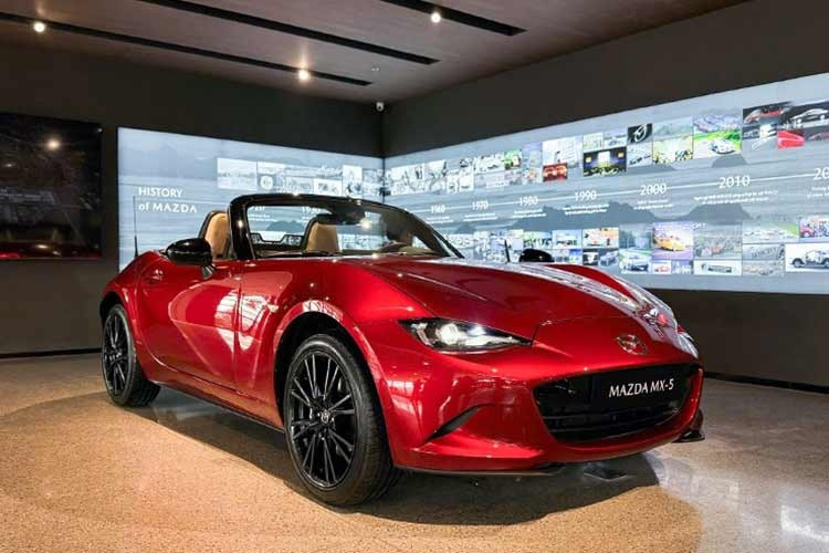 Mazda MX-5 2026 ﻿Nằm trong mục tiêu hoàn thành chuyển đổi nhận diện thương hiệu Mazda mới trên toàn hệ thống trong năm 2027 cũng như nâng tầm hình ảnh thương hiệu cao cấp hơn, một lần nữa THACO Mazda đã tuyên bố phân phối MX-5 với thế hệ thứ 4 (tên mã ND) tại Việt Nam. Khách hàng có thể cọc xe ngay từ ngày 5/2/2026.