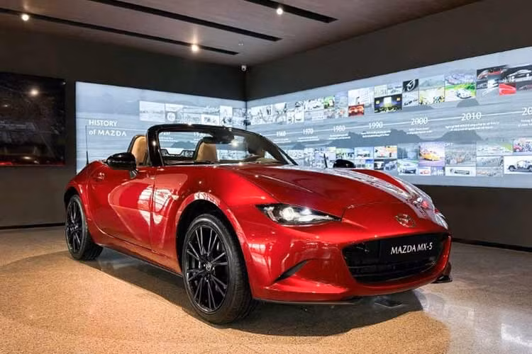 Mazda MX-5 2026 ﻿Nằm trong mục tiêu hoàn thành chuyển đổi nhận diện thương hiệu Mazda mới trên toàn hệ thống trong năm 2027 cũng như nâng tầm hình ảnh thương hiệu cao cấp hơn, một lần nữa THACO Mazda đã tuyên bố phân phối MX-5 với thế hệ thứ 4 (tên mã ND) tại Việt Nam. Khách hàng có thể cọc xe ngay từ ngày 5/2/2026.