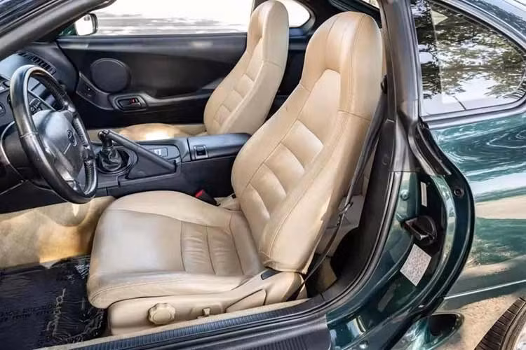 Vè chắn bùn bên phía hành khách dường như đã được sơn lại. Có nhiều vết sứt và trầy xước rải rác, kính chắn gió bị rỗ, và có dấu hiệu hao mòn trên ghế trước và các điểm tiếp xúc bên trong. Theo thông tin rao bán, xe cũng cần thay thế giảm xóc sau.