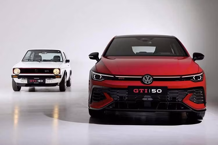 Trong suốt 20 năm trêu đùa khách hàng, điều thú vị của GTI chính là hệ thống vi sai vận hành thông minh trên Golf R khiến chiếc xe đang vận hành bởi cầu sau. Volkswagen rõ ràng biết cách chế tạo nên chiếc GTI phá vỡ giới hạn. Chỉ là họ không làm vậy.