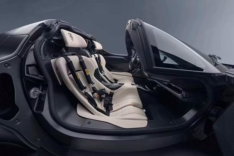 Nội thất Ferrari Daytona SP3 cũng được cá nhân hóa với da cao cấp kết hợp Alcantara, được chế tác theo phương pháp thủ công với độ chính xác cao.