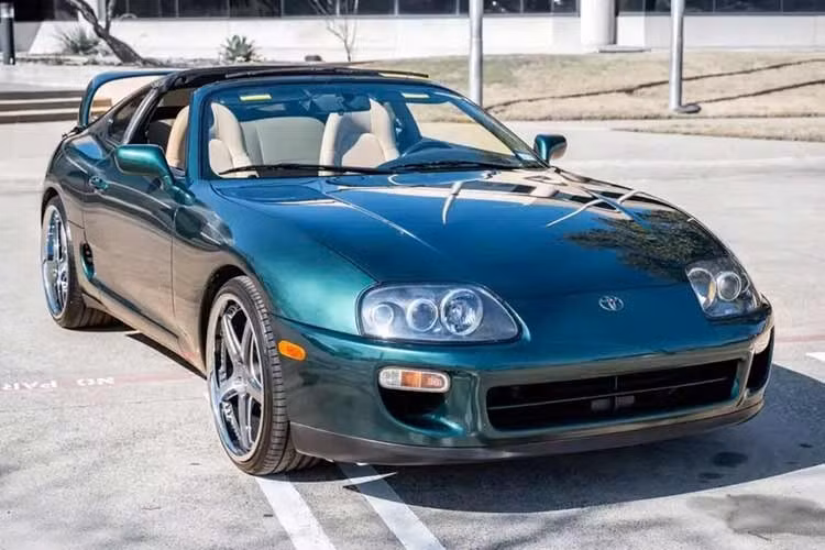Đây là chiếc Toyota Supra phiên bản kỷ niệm 15 sản xuất năm 1997, được sản xuất để đánh dấu cột mốc quan trọng trong lịch sử của mẫu xe huyền thoại này. Một mẫu xe đã tạo nên cả một cộng đồng riêng qua năm thế hệ.