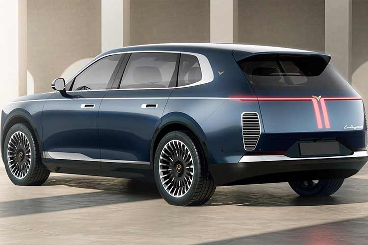 Thiết kế được tích hợp khéo léo và lặp lại có chủ ý trong từng chi tiết nội, ngoại thất nhằm tôn vinh tinh hoa văn hóa và niềm tự hào dân tộc. Đặc biệt, thương hiệu “Lạc Hồng” được chế tác theo phong cách thư pháp, với đường nét bay bổng trên hợp kim mạ vàng thật, tạo điểm nhấn vô cùng tinh xảo và sang trọng.