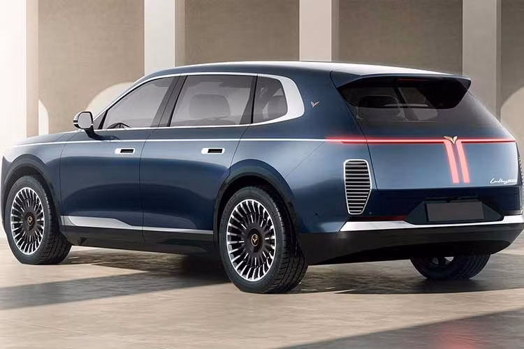 Thiết kế được tích hợp khéo léo và lặp lại có chủ ý trong từng chi tiết nội, ngoại thất nhằm tôn vinh tinh hoa văn hóa và niềm tự hào dân tộc. Đặc biệt, thương hiệu “Lạc Hồng” được chế tác theo phong cách thư pháp, với đường nét bay bổng trên hợp kim mạ vàng thật, tạo điểm nhấn vô cùng tinh xảo và sang trọng.