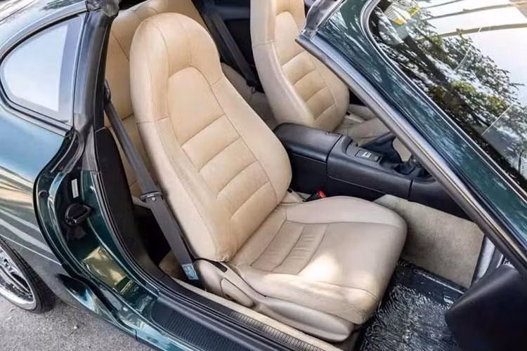 Supra được trang bị động cơ 2JZ-GE 3.0 lít sáu xi-lanh thẳng hàng, công suất 220 mã lực và mô-men xoắn 210 pound-feet theo đánh giá của nhà sản xuất. Hộp số sàn năm cấp, được những người đam mê xe hơi ưa thích, truyền sức mạnh xuống bánh sau.