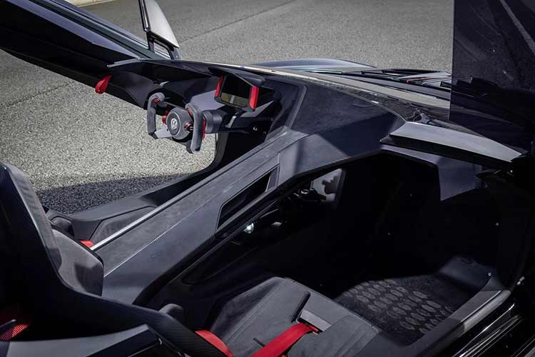 GTI Roadster Vision Gran Turismo được phát triển dựa trên nền tảng Mk7 được loại bỏ phần mui xe, hàng ghế sau, toàn bộ thân xe được làm mới. Cửa mở dạng xoay lên cùng với trụ C được làm mới nhằm mục đích thay thế cho thanh chống lật.