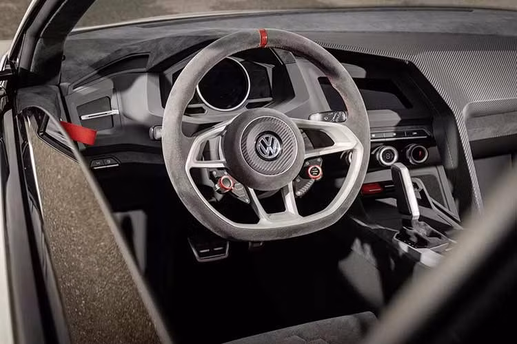 Trong 50 năm, GTI luôn trung thành với công thức cốt lõi là động cơ đặt trước, dẫn động cầu trước, đảm bảo là chiếc xe cảm xúc lái vui vẻ để sử dụng hàng ngày.