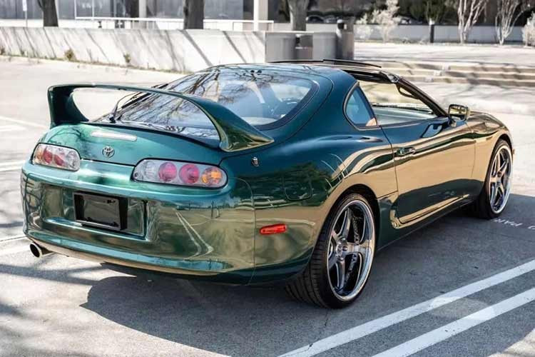 Chiếc xe được trang bị cánh gió sau, mui xếp targa có thể tháo rời che chắn khoang cabin với nội thất bọc da. Hệ thống điều hòa tự động đảm bảo nhiệt độ thoải mái bất kể thời tiết, ngay cả khi mui xe được hạ xuống. Tất nhiên, khi cửa sổ đóng lại thì những người lái xe mui trần/roadster/targa top đều biết điều đó rồi.