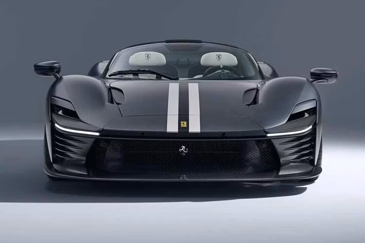 Ferrari Daytona SP3 là mẫu xe thứ 4 trong dải sản phẩm Icona Series, lấy cảm hứng từ "huyền thoại" Ferrari F40, sử dụng động cơ V12 hút khí tự nhiên danh tiếng.