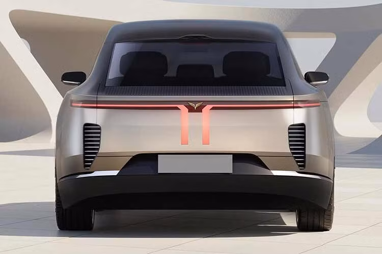 Điểm nhấn xa xỉ nhất trên mẫu xe sedan Lạc Hồng 900S hạng sang này chính là dòng chữ "Lạc Hồng" được tạo hình theo phong cách thư pháp bay bổng, đúc nổi trên hợp kim mạ vàng thật, minh chứng cho sự tỉ mỉ trong từng đường nét.