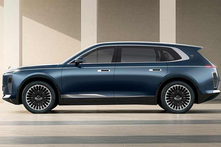 Cụ thể, Vinfast Lạc Hồng 800S mang đến phong cách mạnh mẽ, sang trọng và lịch lãm. Xe sở hữu ngôn ngữ thiết kế nhất quán mang đặc trưng thương hiệu, với nhiều chi tiết biểu tượng, kết hợp vật liệu cao cấp và trang bị hiện đại. Mặt ca-lăng được làm từ những thanh nan thẳng lấy cảm hứng từ hình ảnh cây tre Việt; logo hình cánh chim bay lên tượng trưng cho cánh chim Lạc; các hoa văn trên Trống Đồng; hình ảnh ruộng bậc thang…