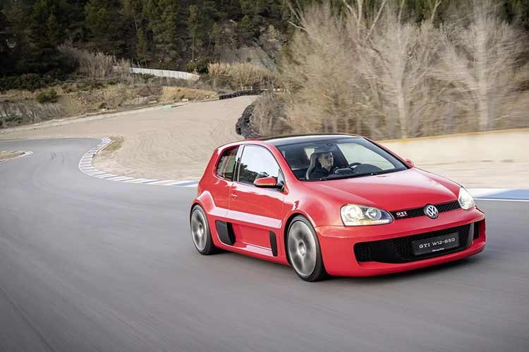 Mọi thứ đều hoạt động ổn định và Volkswagen đã nới rộng thân xe và hạ thấp trọng tâm. Hệ thống làm mát phức tạp hơn, tối ưu khí động học dưới sàn xe, các chi tiết sợi carbon, bộ mâm 19 inch.... Golf GTI W12-650 là chiếc xe mang cổ máy điên rồ thực thụ, tiếc là xe chưa từng được sản xuất.