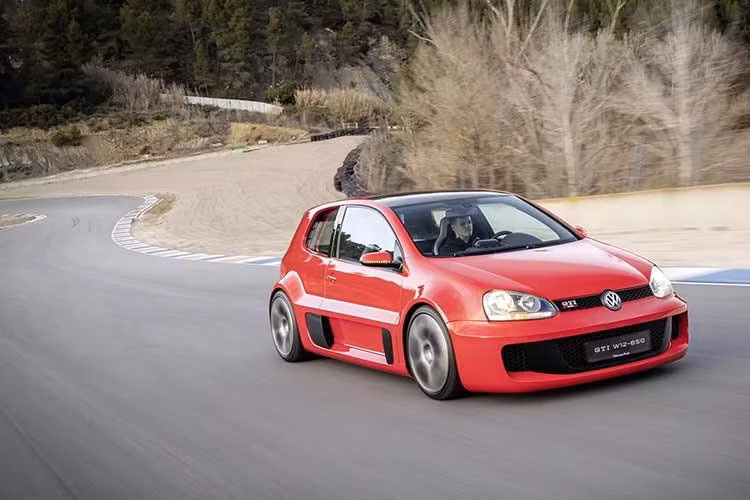 Mọi thứ đều hoạt động ổn định và Volkswagen đã nới rộng thân xe và hạ thấp trọng tâm. Hệ thống làm mát phức tạp hơn, tối ưu khí động học dưới sàn xe, các chi tiết sợi carbon, bộ mâm 19 inch.... Golf GTI W12-650 là chiếc xe mang cổ máy điên rồ thực thụ, tiếc là xe chưa từng được sản xuất.