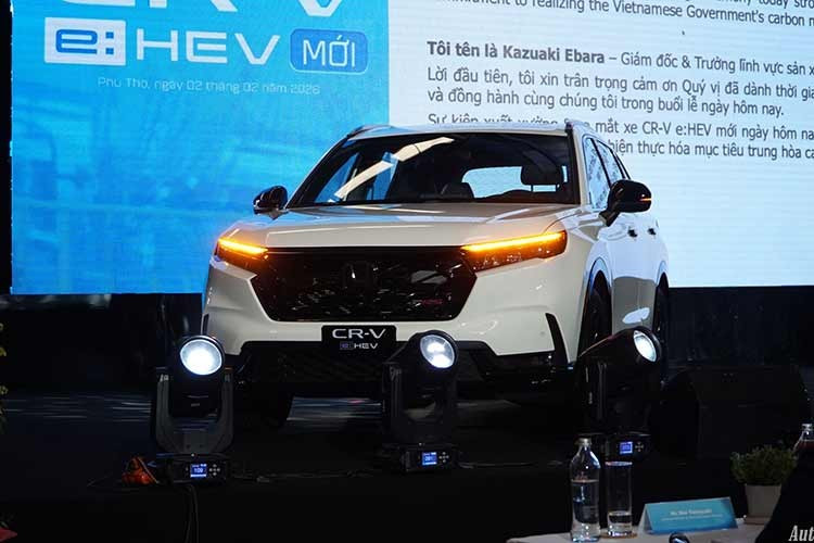 Honda CR-V e:HEV ﻿Ra mắt vào ngày 02/02/2026, Honda CR-V e:HEV mới được lắp ráp tại nhà máy Phú Thọ và chính thức bán tại thị trường Việt Nam từ ngày 11/02/2026 qua hệ thống các Nhà Phân phối Ôtô Honda trên toàn quốc. Phiên bản CR-V e:HEV L giá 1,17 tỷ đồng và phiên bản CR-V e:HEV RS giá 1,25 tỷ đồng. Ngoài ra, khách hàng mua màu đỏ sẽ phải trả thêm 8 triệu đồng.