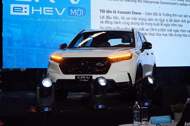 Honda CR-V e:HEV ﻿Ra mắt vào ngày 02/02/2026, Honda CR-V e:HEV mới được lắp ráp tại nhà máy Phú Thọ và chính thức bán tại thị trường Việt Nam từ ngày 11/02/2026 qua hệ thống các Nhà Phân phối Ôtô Honda trên toàn quốc. Phiên bản CR-V e:HEV L giá 1,17 tỷ đồng và phiên bản CR-V e:HEV RS giá 1,25 tỷ đồng. Ngoài ra, khách hàng mua màu đỏ sẽ phải trả thêm 8 triệu đồng.