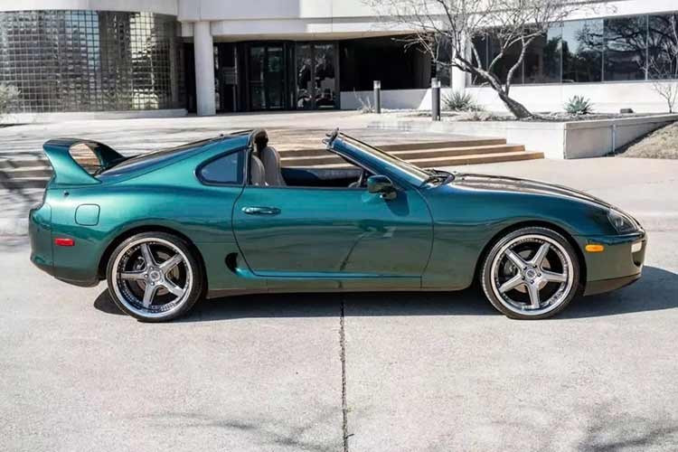 Chiếc Supra thế hệ thứ tư này được sơn màu xanh ngọc trai đậm (Deep Jewel Green Pearl) kết hợp với nội thất da màu nâu nhạt. Xe được trang bị khá đầy đủ các thiết bị và tính năng, không có bất kỳ sửa đổi lớn nào. Hơn nữa, xe đã trải qua toàn bộ thời gian sử dụng ở vùng khí hậu ấm áp phía Nam, điều này giúp hạn chế gỉ sét trên một mẫu xe vốn nổi tiếng dễ bị ăn mòn.