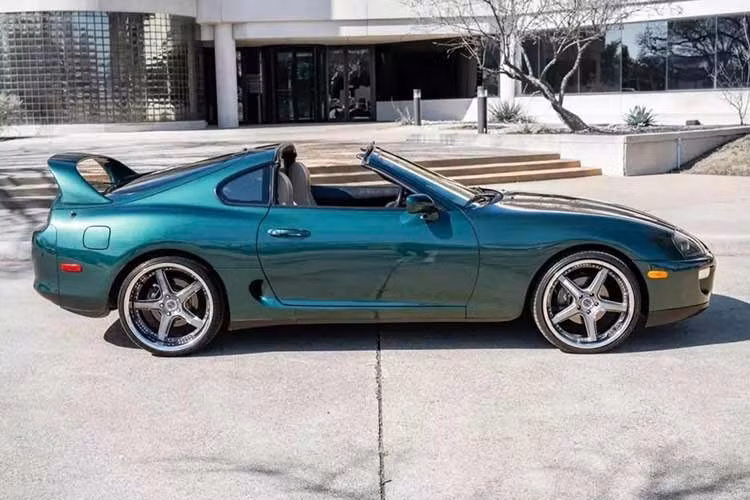 Chiếc Supra thế hệ thứ tư này được sơn màu xanh ngọc trai đậm (Deep Jewel Green Pearl) kết hợp với nội thất da màu nâu nhạt. Xe được trang bị khá đầy đủ các thiết bị và tính năng, không có bất kỳ sửa đổi lớn nào. Hơn nữa, xe đã trải qua toàn bộ thời gian sử dụng ở vùng khí hậu ấm áp phía Nam, điều này giúp hạn chế gỉ sét trên một mẫu xe vốn nổi tiếng dễ bị ăn mòn.