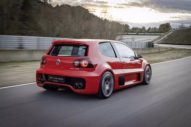 Động cơ W12 lấy từ Phaeton và có chút liên quan đến Bentley Continental GT, nhưng ở đây được bổ sung thêm twin-turbo, toàn bộ sức mạnh truyền về cầu sau.