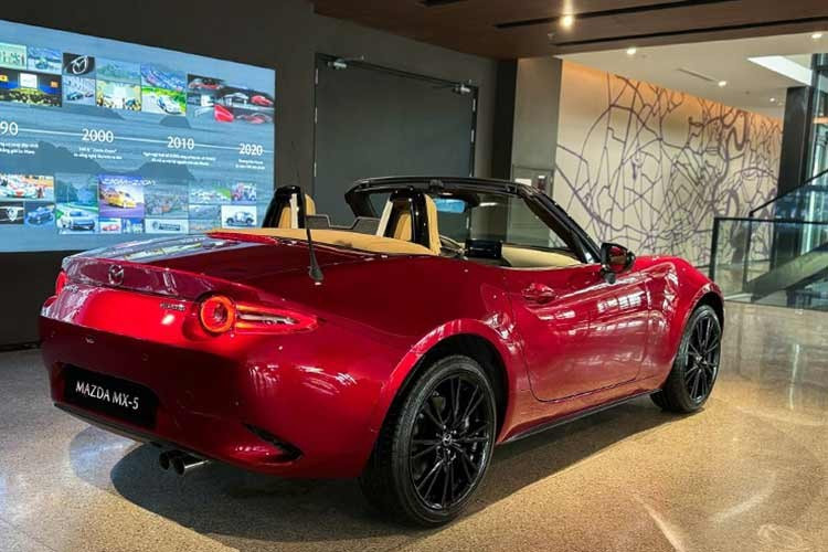 Mazda MX-5 2026 tại Việt Nam sẽ có giá 1,359 tỷ đồng. Mức giá này thấp hơn đáng kể so với mức giá gần 2 tỷ đồng ở giai đoạn 2021 - 2022. Việc điều chỉnh giá bán lần này cho thấy tham vọng của hãng khi muốn đưa mẫu xe tiệm cận với những khách hàng đam mê trải nghiệm lái thuần chất.