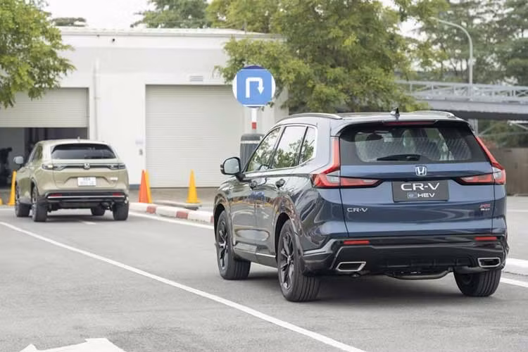 Trong đó Honda CR-V e:HEV 2026 lắp ráp Việt Nam bản L có giá hấp dẫn hơn và bản RS rẻ hơn 10 triệu đồng so với xe nhập khẩu Thái Lan. CR-V e:HEV được áp dụng chế độ bảo hành tiêu chuẩn 3 năm hoặc 100.000 km, đồng thời gia hạn thêm 2 năm hoặc 50.000 km cho các bộ phận cốt lõi như động cơ, hộp số và pin hybrid.