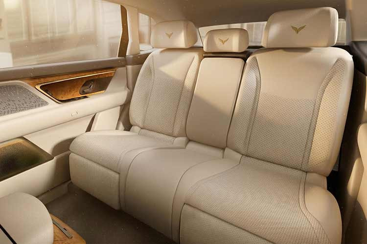 Về vận hành, Lạc Hồng 800S được trang bị hệ thống treo chủ động toàn phần hoàn toàn mới, mang đến sự êm ái và thoải mái tối đa. Xe có thể sử dụng 3 động cơ (1 ở phía trước, 2 ở phía sau) với tổng công suất lên tới 460kW cho hiệu năng vượt trội.