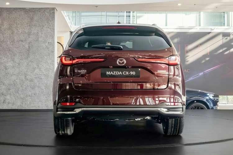 Tại Việt Nam, CX-90 2026 được phân phối với phiên bản duy nhất là 2.5 PHEV Signature AWD cấu hình 7 chỗ ngồi. Với mức giá niêm yết 2,479 tỷ đồng, CX-90 hứa hẹn tạo nên cuộc cạnh tranh khốc liệt với các đối thủ như Volkswagen Teramont phiên bản President, mang đến lựa chọn mới mẻ cho nhóm khách hàng gia đình thượng lưu.