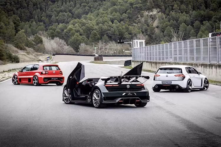 Chỉ là lời nhắc nhở tinh tế rằng, trong suốt hai thập kỷ qua, Volkswagen từng chế tạo một số chiếc xe “điên rồ” nhất lịch sử, nhưng cuối cùng lại chẳng đi đến đâu. Kỷ niệm 50 năm Golf GTI, nhưng hãng không tập trung vào sức mạnh để tôn vinh biểu tượng hot hatch, mà khơi gợi những chiếc xe hoang dã nhất của GTI.