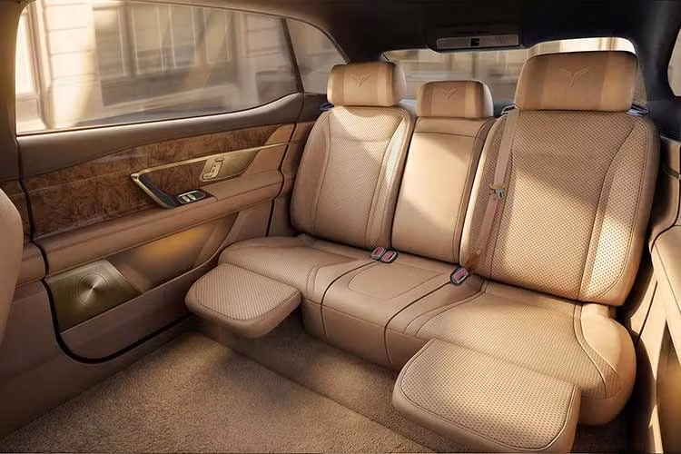 Lạc Hồng 900S ngoài vách kính ngăn riêng tư giữa khoang lái và khoang hành khách còn có trần sao, máy chiếu cỡ lớn để giải trí và bàn làm việc gấp gọn cho người ngồi hàng ghế hai.