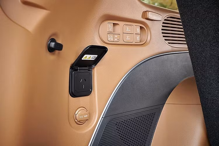 Các trang bị tiện ích khác như; đế sạc không dây và ổ cắm USB, cùng với cấu hình tám chỗ ngồi với ba chỗ ngồi cho hàng ghế thứ hai và thứ ba hoặc hai ghế ngồi riêng biệt cho hàng ghế thứ hai đối với cấu hình bảy chỗ ngồi tùy chọn.