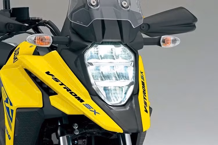 V-Strom SX 2025 vẫn hãng xe Suzuki được trang bị đầy đủ các tính năng đặc trưng của dòng adventure touring, bao gồm đèn pha và đèn hậu LED, kính chắn gió lớn, bảo vệ tay lái, và cổng sạc USB tích hợp.