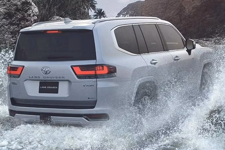 Theo giới quan sát, khả năng cao Toyota sẽ sớm giới thiệu bản hybrid thông thường tại nhiều thị trường ngoài Trung Đông. Song, cũng có đồn đoán hãng đang phát triển bản PHEV.