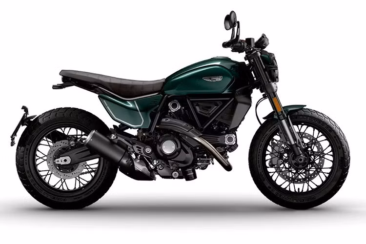 Như đã nói, Ducati Scrambler Nightshift 2026 sẽ được giao đến các đại lý trong tháng này với tay lái phẳng, có thể điều chỉnh góc nghiêng và gương chiếu hậu gắn cuối tay lái.