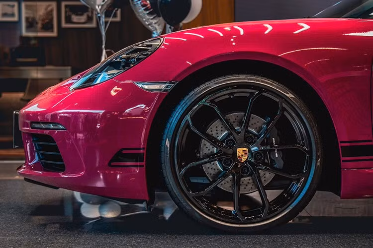 Khách hàng có thể lựa chọn 1 trong 2 gói trang trí với màu đen hoặc màu trắng bao gồm các sọc trang trí trên mui xe và logo Porsche ở bên cạnh. Các bánh xe 20 inch cũng có thể được sơn màu trắng để thể hiện chất riêng của phiên bản Porsche 718 Boxster Style Edition màu hồng Ruby Star Neo, nhưng sẽ tương phản và mạnh mẽ hơn nếu sơn đen.