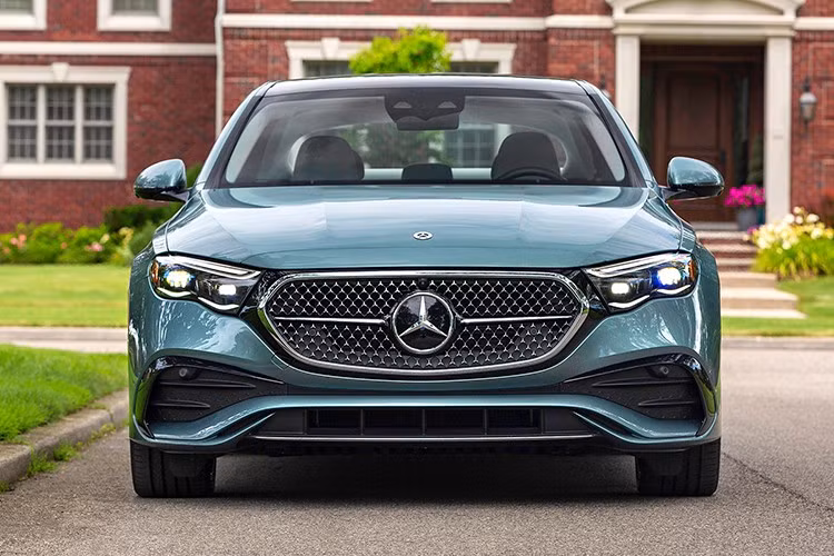 Với thiết kế có nhiều thay đổi, đường nét thanh lịch và mạnh mẽ cùng sự bổ sung của hàng loạt tính năng đặc biệt đầy hứa hẹn, mẫu xe sedan hạng sang Mercedes-Benz E-Class thế hệ mới được kỳ vọng sẽ tiếp tục khẳng định vị thế dẫn đầu trong phân khúc sedan hạng sang cỡ trung.