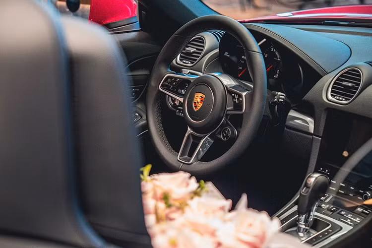Btrong cabin của Porsche 718 Boxster Style Edition là ghế trước có sưởi, vô-lăng đa chức năng bọc da và có sưởi, thảm sàn với đường chỉ khâu màu Chalk tương phản...