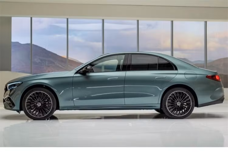 E-Class từ lâu đã được xem là biểu tượng của Mercedes-Benz, hội tụ sự thanh lịch và đẳng cấp vượt thời gian. Thế hệ thứ sáu ra mắt lần này không chỉ kế thừa di sản thiết kế lừng lẫy mà còn mang đến nhiều cải tiến quan trọng từ nội thất sang trọng với các vật liệu cao cấp đến các tính năng thông minh hỗ trợ người lái.