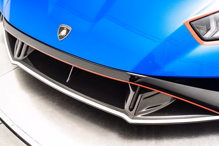 Cản trước bổ sung hai cánh gió phụ sợi carbon giống với Huracan STO SC 10° Anniversario. Mức giá của tuỳ chọn cản trước sợi carbon bóng là 8.700 USD quy đổi 227 triệu đồng. Chiếc Huracan STJ có màu sơn xanh Blu Eliadi có giá lên đến 19.600 USD quy đổi 513 triệu đồng.
