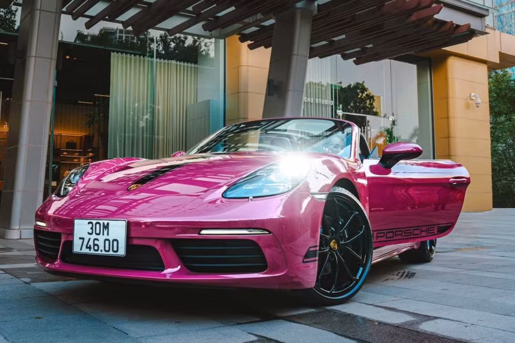 Xe được trang bị số tay 6 cấp có thể tăng tốc từ vị trí xuất phát lên tốc độ 96 km/h chỉ trong thời gian 4,9 giây, còn nếu bấm vào gói tùy chọn PDK 7 tốc độ và Sport Chrono, xe chỉ mất 4,5 giây.