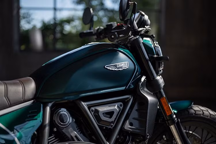 Giống như trước đây, phiên bản 2026 của mẫu xe này được bổ sung thêm biển số bên hông, chắn bùn trước tối giản và hoàn toàn không có gì ở phía sau, cùng đèn LED chiếu sáng xung quanh. Bánh xe nan hoa của phiên bản này hoàn toàn màu đen - một chi tiết khác trên xe cũng mang màu đen, có thể là bóng hoặc mờ.