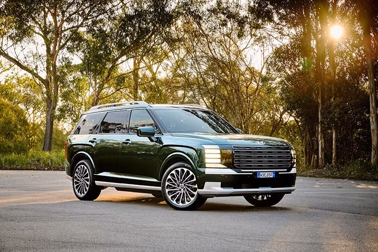 Hyundai Motor Company Australia vừa mới ra mắt mẫu xe SUV ba hàng ghế Palisade thế hệ thứ hai tại Land Down Under, với giá khởi điểm từ 89.900 AUD (tương đương 59.338 USD, khoảng 1,57 tỷ đồng) theo tỷ giá hối đoái hiện hành. Mức giá này cao hơn so với giá bán lẻ đề xuất khởi điểm tại Mỹ chỉ 39.435 USD.