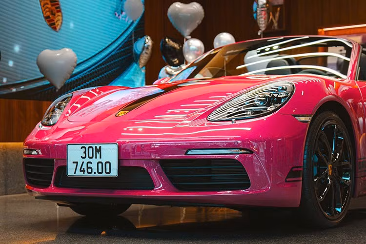 Nội thất da màu đen của Porsche 718 Boxster Style Edition với đường khâu màu phấn, tựa đầu in nổi phần còn lại của Porsche và ngưỡng cửa bằng thép không gỉ được chiếu sáng. bảo vệ theo tiêu chuẩn.