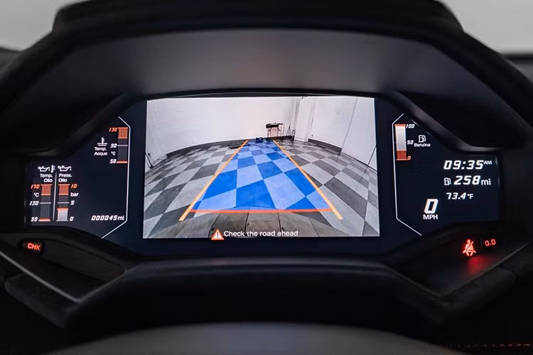 Một số tính năng an toàn trang bị miễn phí trên các mẫu xe phổ thông nhưng lại là tuỳ chọn trên Huracan, đơn cử như cảnh báo trộm có giá 700 USD quy đổi 18,3 triệu đồng, kiểm soát hành trình tiêu chuẩn có giá 1.000 USD quy đổi 26,1 triệu đồng...