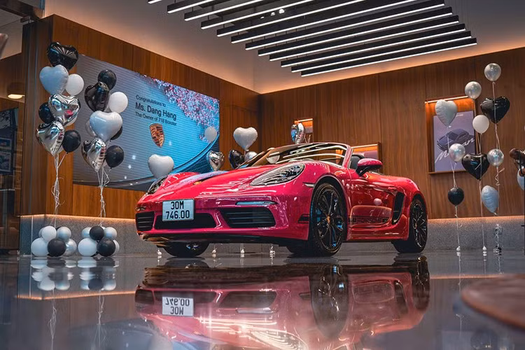 Một chiếc xe thể thao Porsche 718 Boxster Style Edition vừa mới được bàn giao cho vị khách là cô chủ tiệm bánh ở Hà Nội, điểm đặc biệt nằm ở chỗ, ngoại thất chiếc xe được sơn màu hồng Ruby Star Neo rất đẹp mắt.