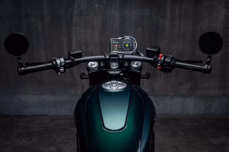 Giống như những người anh em Scrambler, Nightshift sử dụng động cơ Desmodue làm mát bằng không khí hiện đại, dung tích 803cc, sản sinh công suất 73 mã lực và mô-men xoắn 65 Nm. Khung gầm thép ống dạng mắt cáo cũng được giữ nguyên.