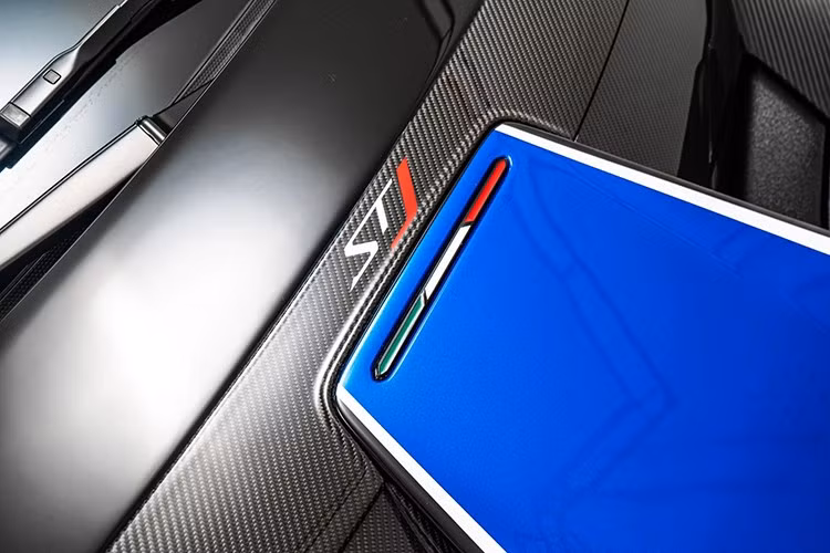 Bộ tem đặc trưng của siêu xe này có giá 10.800 USD quy đổi 282 triệu đồng, trong khi số đeo "63" ở hai cửa xe có giá 9.200 USD quy đổi 240 triệu đồng.