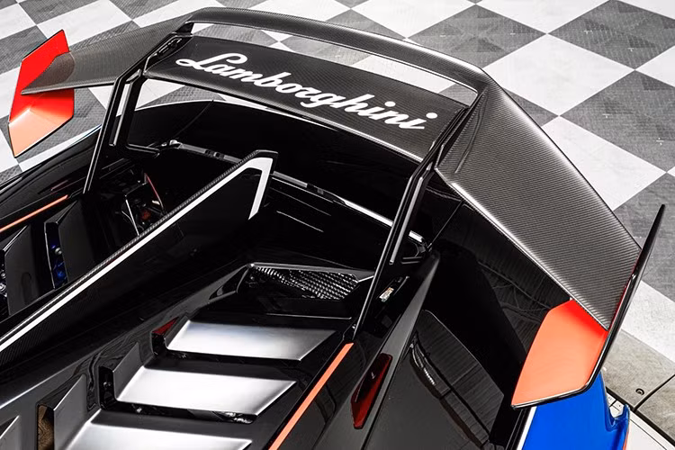 Cản sau của Huracan STJ được cá nhân hóa với chất liệu sợi carbon với số tiền 9.500 USD quy đổi 248 triệu đồng, cánh gió khí động học cỡ lớn bằng sợi carbon trang trí logo "Lamborghini" có giá lên đến 9.500 USD quy đổi 248 triệu đồng.