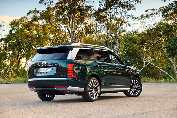 Nhưng tại Úc, hãng chỉ phân phối phiên bản Calligraphy cao cấp nhất, có giá khởi điểm 54.560 đô la tại Mỹ, được trang bị động cơ V6 3.5 lít công suất 287 mã lực. Tuy nhiên, Úc sẽ có phiên bản Palisade Hybrid, lợi thế hơn so với thị trường Mỹ, nơi hiện chưa có phiên bản hybrid. Còn ở tại Việt Nam, Hyundai Palisade 2026 mới sẽ ra mắt trong năm 2026, còn không có thể là sang đến năm 2027.