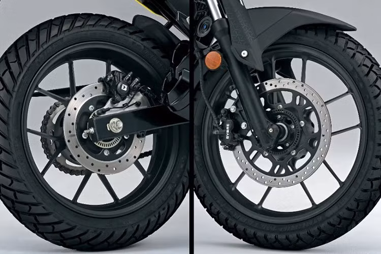 Về khung sườn và hệ thống treo, xe vẫn duy trì phuộc ống lồng phía trước, giảm xóc đơn phía sau, cùng với bánh xe hợp kim 19 inch trước và 17 inch sau. Hệ thống phanh gồm đĩa phanh trên cả hai bánh, đi kèm ABS hai kênh tiêu chuẩn, đảm bảo an toàn và ổn định khi di chuyển trên nhiều loại địa hình khác nhau.