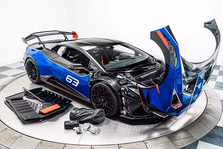 Cánh gió sau có thể điều chỉnh nghiêng thêm 3 độ, giúp tăng tính khí động học thêm 10% so với Lamborghini Huracan STO.Lamborghini không công bố hiệu suất vận hành, hãng siêu xe Ý cho biết Huracan STJ có thành tích tốt hơn Huracan STO hơn 1 giây tại trường đua Nardò (Italy).